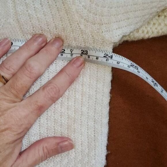 Carriage Court Sz. M (Can fit up to XL) Full Button Long Sleeve Knitted Cardigan - Picture 8 of 10